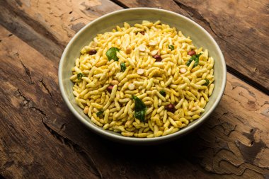 Puff Rice Chivda, murmurmurmura ya da mırıldanarak yapılan lezzetli ve baharatlı bir bhel ürünüdür.