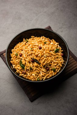 Puff Rice Chivda, murmurmurmura ya da mırıldanarak yapılan lezzetli ve baharatlı bir bhel ürünüdür.