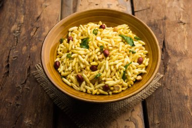 Puff Rice Chivda, murmurmurmura ya da mırıldanarak yapılan lezzetli ve baharatlı bir bhel ürünüdür.