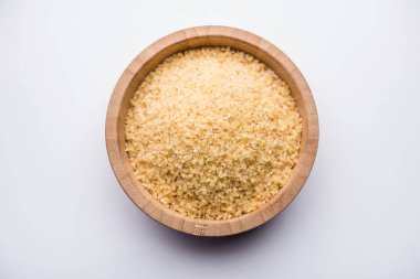 Gehu Dalia ya da Daliya olarak da bilinir. Çatlak ya da Kırık Buğday olarak da bilinir. Bir kâse ya da kaşıkta servis edilir.