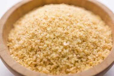 Gehu Dalia ya da Daliya olarak da bilinir. Çatlak ya da Kırık Buğday olarak da bilinir. Bir kâse ya da kaşıkta servis edilir.