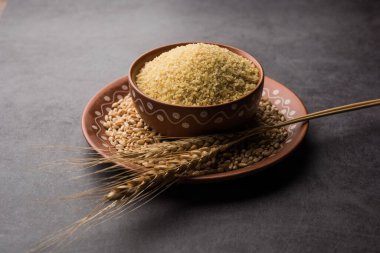 Gehu Dalia ya da Daliya olarak da bilinir. Çatlak ya da Kırık Buğday olarak da bilinir. Bir kâse ya da kaşıkta servis edilir.