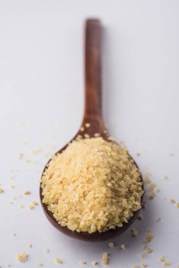 Gehu Dalia ya da Daliya olarak da bilinir. Çatlak ya da Kırık Buğday olarak da bilinir. Bir kâse ya da kaşıkta servis edilir.