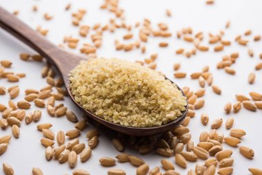 Gehu Dalia ya da Daliya olarak da bilinir. Çatlak ya da Kırık Buğday olarak da bilinir. Bir kâse ya da kaşıkta servis edilir.