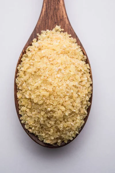 Gehu Dalia或Daliya 又名碎麦片或碎麦片 装在碗或勺子里食用 是一种健康的印度食品 — 图库照片