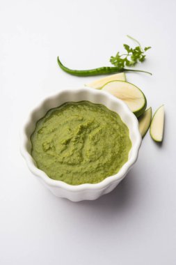 Çiğ mango turşusu olarak da bilinen yeşil mango, olgunlaşmamış mangolardan yapılan Hint turşusudur.