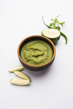 Çiğ mango turşusu olarak da bilinen yeşil mango, olgunlaşmamış mangolardan yapılan Hint turşusudur.