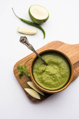 Çiğ mango turşusu olarak da bilinen yeşil mango, olgunlaşmamış mangolardan yapılan Hint turşusudur.