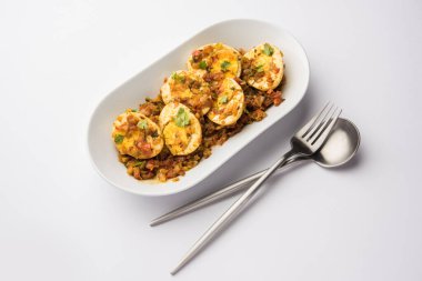 Masala Yumurtalı Tawa Fry veya Ande Ki Sabzi, bir tabakta servis edilir. seçici odak