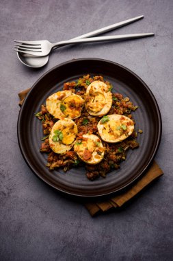 Masala Yumurtalı Tawa Fry veya Ande Ki Sabzi, bir tabakta servis edilir. seçici odak