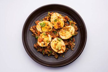 Masala Yumurtalı Tawa Fry veya Ande Ki Sabzi, bir tabakta servis edilir. seçici odak