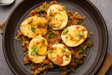 Masala Yumurtalı Tawa Fry veya Ande Ki Sabzi, bir tabakta servis edilir. seçici odak