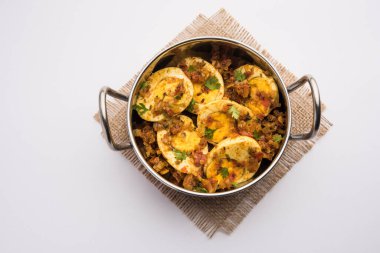 Masala Yumurtalı Tawa Fry veya Ande Ki Sabzi, bir tabakta servis edilir. seçici odak