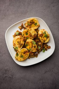 Masala Yumurtalı Tawa Fry veya Ande Ki Sabzi, bir tabakta servis edilir. seçici odak