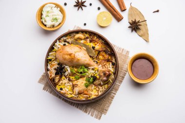 Restoran tarzı Baharatlı Tavuk Biryani ahşap kasede Raita ve Salan, Popüler Hint ya da Pakistan Yemeği ile