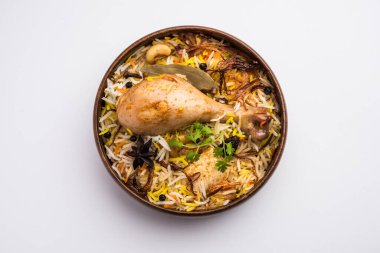 Restoran tarzı Baharatlı Tavuk Biryani ahşap kasede Raita ve Salan, Popüler Hint ya da Pakistan Yemeği ile
