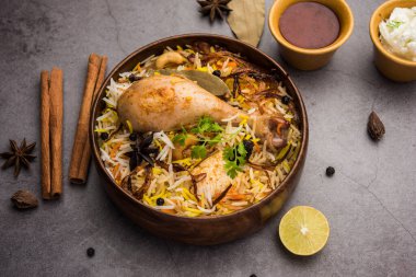 Restoran tarzı Baharatlı Tavuk Biryani ahşap kasede Raita ve Salan, Popüler Hint ya da Pakistan Yemeği ile