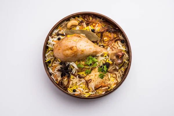Restauracja Styl Spicy Chicken Biryani Drewnianej Misce Raita Salan Popularne — Zdjęcie stockowe