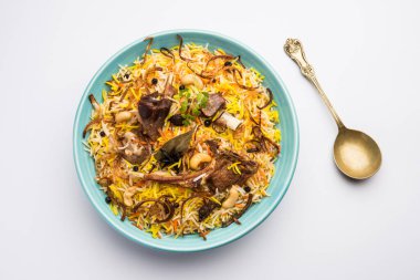 Restoran tarzı Gosht veya Mutton Biryani Raita ve Salan ile birlikte bir kasede servis edildi.