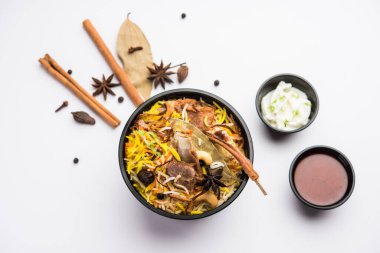 Restoran tarzı Gosht veya Mutton Biryani veya Pulao Raita ve Salan ile birlikte plastik kutu veya konteynırda eve teslim edilmek üzere paketlenmiştir.