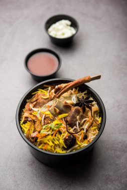 Restoran tarzı Gosht veya Mutton Biryani veya Pulao Raita ve Salan ile birlikte plastik kutu veya konteynırda eve teslim edilmek üzere paketlenmiştir.