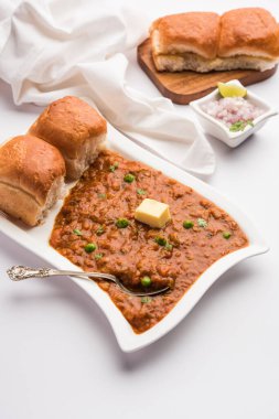 Mumbai Style Pav Bhaji Hindistan 'dan gelen bir fast food yemeği. Yumuşak ekmek rulosuyla servis edilen kalın bir sebze körisinden oluşuyor.