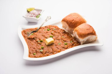 Mumbai Style Pav Bhaji Hindistan 'dan gelen bir fast food yemeği. Yumuşak ekmek rulosuyla servis edilen kalın bir sebze körisinden oluşuyor.