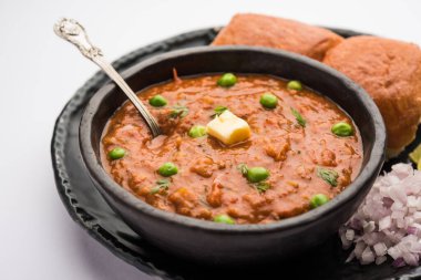 Mumbai Style Pav Bhaji Hindistan 'dan gelen bir fast food yemeği. Yumuşak ekmek rulosuyla servis edilen kalın bir sebze körisinden oluşuyor.