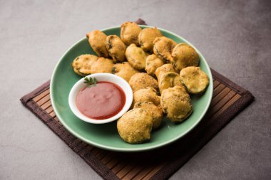 Sünger kabak böreği veya gilki bhaji veya bajji veya pakora domates ketçapı ile servis edilen bir Hint atıştırmalık ürünüdür.