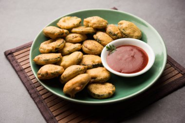 Sünger kabak böreği veya gilki bhaji veya bajji veya pakora domates ketçapı ile servis edilen bir Hint atıştırmalık ürünüdür.