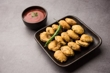 Sünger kabak böreği veya gilki bhaji veya bajji veya pakora domates ketçapı ile servis edilen bir Hint atıştırmalık ürünüdür.