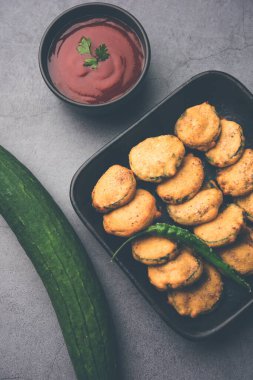 Sünger kabak böreği veya gilki bhaji veya bajji veya pakora domates ketçapı ile servis edilen bir Hint atıştırmalık ürünüdür.