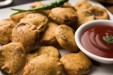 Sünger kabak böreği veya gilki bhaji veya bajji veya pakora domates ketçapı ile servis edilen bir Hint atıştırmalık ürünüdür.