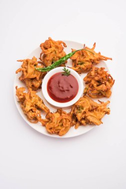 Kızarmış soğan pakora veya Pyaj Pakoda Kıtır Kanda bhaji / Bhajji / bajji olarak da bilinir, yağmur mevsiminde en sevdiği Hint Çay Saati atıştırmalığı. Domates ve ketçap ile servis edilir.