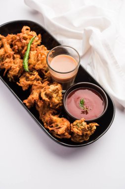 Kızarmış soğan pakora veya Pyaj Pakoda Kıtır Kanda bhaji / Bhajji / bajji olarak da bilinir, yağmur mevsiminde en sevdiği Hint Çay Saati atıştırmalığı. Domates ve ketçap ile servis edilir.