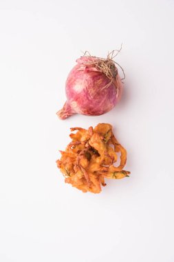 Kızarmış soğan pakora veya Pyaj Pakoda Kıtır Kanda bhaji / Bhajji / bajji olarak da bilinir, yağmur mevsiminde en sevdiği Hint Çay Saati atıştırmalığı. Domates ve ketçap ile servis edilir.