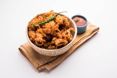 Kızarmış soğan pakora veya Pyaj Pakoda Kıtır Kanda bhaji / Bhajji / bajji olarak da bilinir, yağmur mevsiminde en sevdiği Hint Çay Saati atıştırmalığı. Domates ve ketçap ile servis edilir.