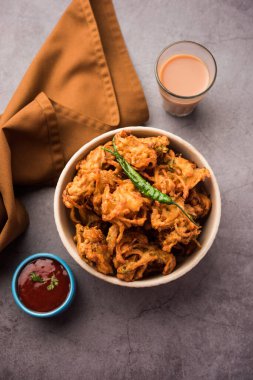 Kızarmış soğan pakora veya Pyaj Pakoda Kıtır Kanda bhaji / Bhajji / bajji olarak da bilinir, yağmur mevsiminde en sevdiği Hint Çay Saati atıştırmalığı. Domates ve ketçap ile servis edilir.