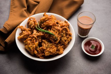 Kızarmış soğan pakora veya Pyaj Pakoda Kıtır Kanda bhaji / Bhajji / bajji olarak da bilinir, yağmur mevsiminde en sevdiği Hint Çay Saati atıştırmalığı. Domates ve ketçap ile servis edilir.