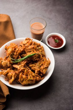 Kızarmış soğan pakora veya Pyaj Pakoda Kıtır Kanda bhaji / Bhajji / bajji olarak da bilinir, yağmur mevsiminde en sevdiği Hint Çay Saati atıştırmalığı. Domates ve ketçap ile servis edilir.