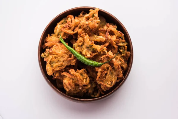 油炸洋葱派科拉或Pyaj Pakoda也被称为Crispy Kanda Bhaji Bhajji Bajji 是雨季最受欢迎的印度茶点 配上番茄酱 — 图库照片