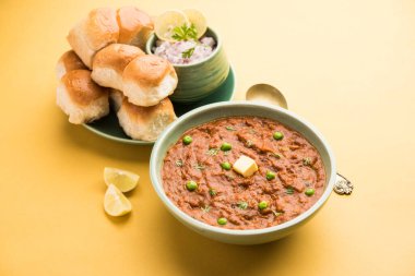 Mumbai Style Pav Bhaji Hindistan 'dan gelen bir fast food yemeği. Yumuşak ekmek rulosuyla servis edilen kalın bir sebze körisinden oluşuyor.
