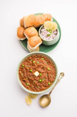 Mumbai Style Pav Bhaji Hindistan 'dan gelen bir fast food yemeği. Yumuşak ekmek rulosuyla servis edilen kalın bir sebze körisinden oluşuyor.