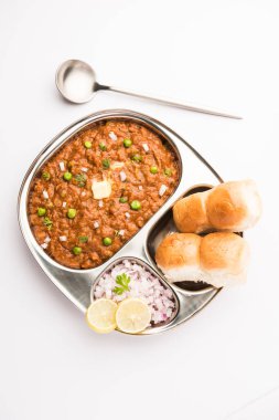 Mumbai Style Pav Bhaji Hindistan 'dan gelen bir fast food yemeği. Yumuşak ekmek rulosuyla servis edilen kalın bir sebze körisinden oluşuyor.