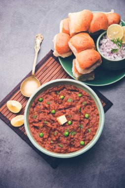 Mumbai Style Pav Bhaji Hindistan 'dan gelen bir fast food yemeği. Yumuşak ekmek rulosuyla servis edilen kalın bir sebze körisinden oluşuyor.