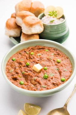 Mumbai Style Pav Bhaji Hindistan 'dan gelen bir fast food yemeği. Yumuşak ekmek rulosuyla servis edilen kalın bir sebze körisinden oluşuyor.