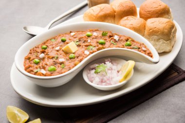 Mumbai Style Pav Bhaji Hindistan 'dan gelen bir fast food yemeği. Yumuşak ekmek rulosuyla servis edilen kalın bir sebze körisinden oluşuyor.