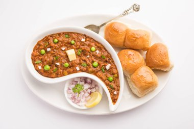 Mumbai Style Pav Bhaji Hindistan 'dan gelen bir fast food yemeği. Yumuşak ekmek rulosuyla servis edilen kalın bir sebze körisinden oluşuyor.