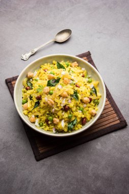 Power Kabuli Chana Poha veya Protein Rich Choley Pohe, Popüler Maharashtrian, Hint kahvaltı tarifi, seçici odaklanma