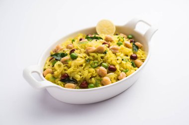 Power Kabuli Chana Poha veya Protein Rich Choley Pohe, Popüler Maharashtrian, Hint kahvaltı tarifi, seçici odaklanma